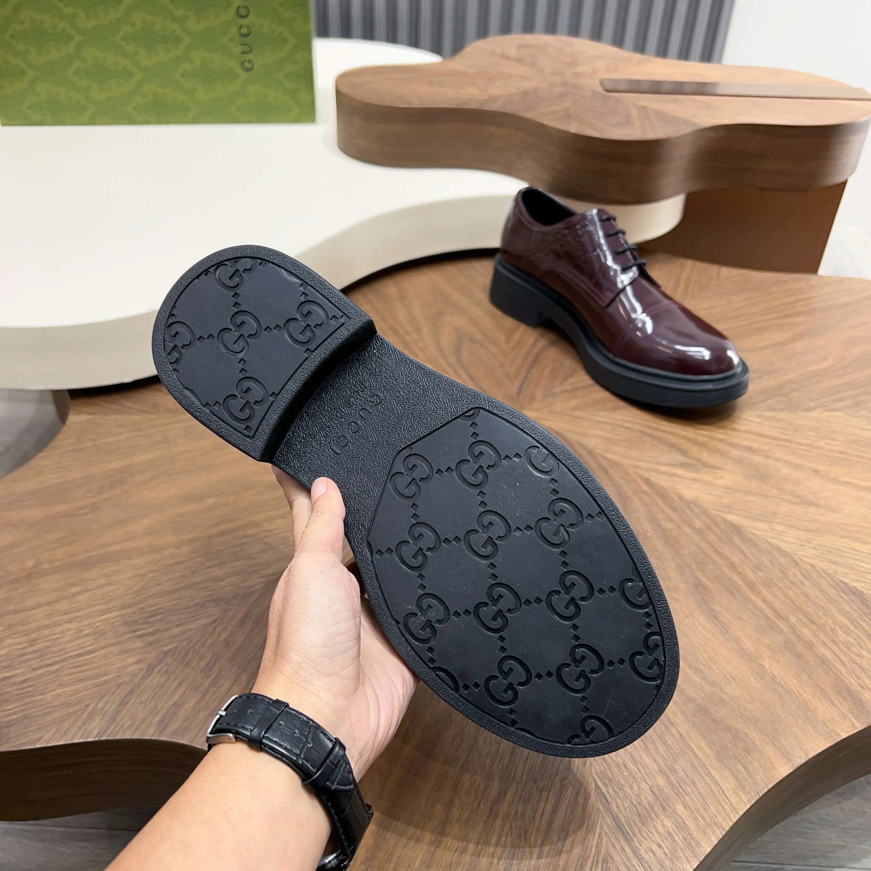 💰780 Gucci/Gucci new men’s lace-up shoes with GG details, matte cow leather derby shoes! The design of this men's lace-up shoe is rooted in the brand's heritage. Crafted from premium waxed cow leather, it is embellished with GG printed embossed suede leather details, a nod to Gucci's iconic monogram. The rubber sole decorated with GG pattern adds a touch of modern fashion to this design. Typical three-joint style design. European and American classic version, full calfskin lining. The overall upper texture is soft and the lining is comfortable and breathable. 2CM thickened soft rubber sole, easy to control. Versatile and stylish upper foot, multiple colors available to meet different matching needs, complete package! Size: 39-40-41-42-43-44 leather shoe size (38.45.46 can be customized)